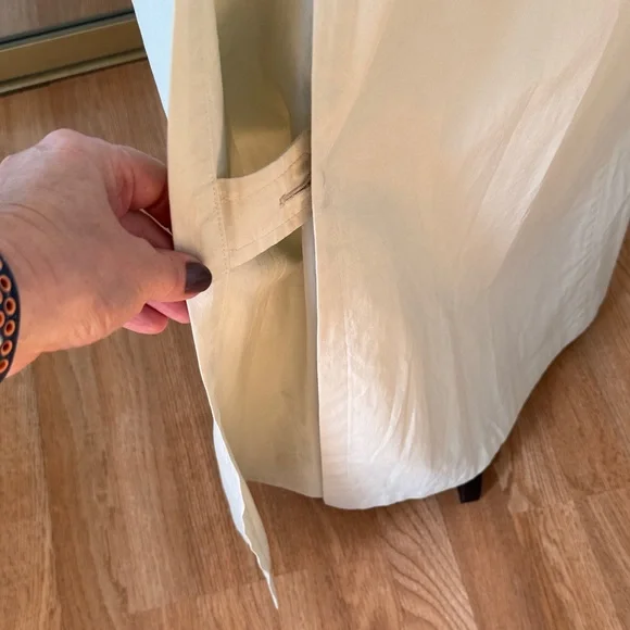 Vintage Burberry Beige Trench Coat with Classic Silhouette,size Large - Picture 4 of 16